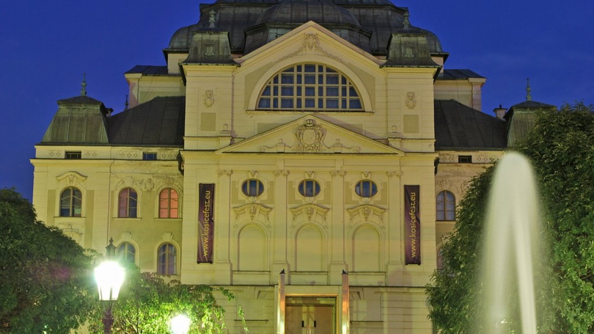 Štátne divadlo Košice Autor: OM8ARK Zdroj: https://upload.wikimedia.org/wikipedia/commons/b/b1/Statne_divadlo_Kosice_v_noci.jpg