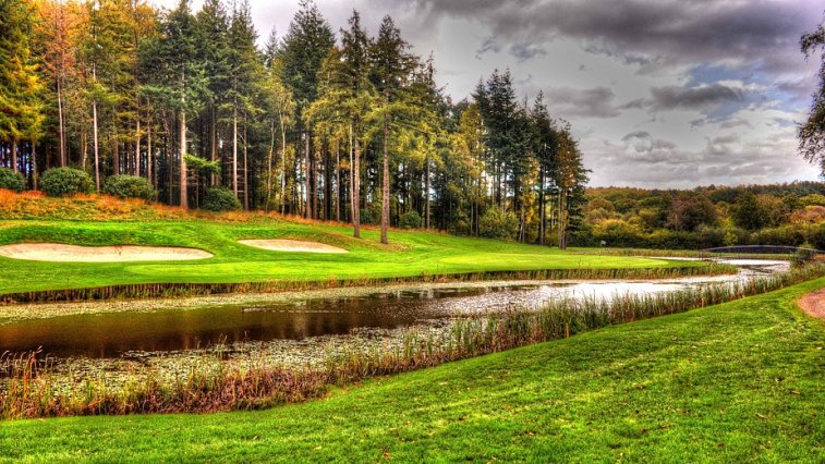RED OAK Golf Club Autor: Piktour UK Zdroj: https://www.flickr.com/photos/nevillewootton/37826986706/sizes/l/