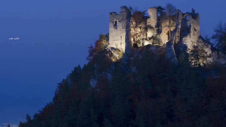 Hričovský hrad Autor: Rudo Mlich Zdroj: https://sk.wikipedia.org/wiki/Hri%C4%8Dov_(hrad)#/media/S%C3%BAbor:Hri%C4%8Dov.jpg