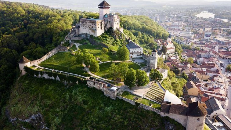Trenčiansky hrad Autor: Patrik Zak Zdroj: https://sk.wikipedia.org/wiki/Tren%C4%8Diansky_hrad