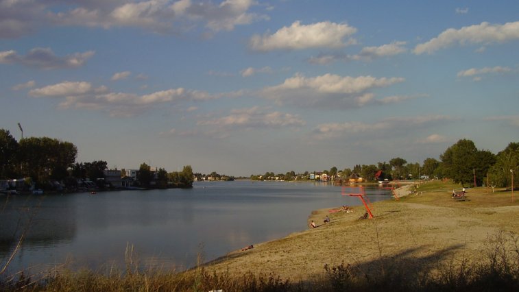Slnečné jazerá Senec 1 Autor: Wizzard Zdroj: https://commons.wikimedia.org/w/index.php?curid=2372617