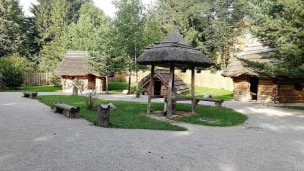 Stredoveká dedina Paseka 2 Autor: Laci T Zdroj: https://slovenskycestovatel.sk/item/stredoveka-dedina-paseka