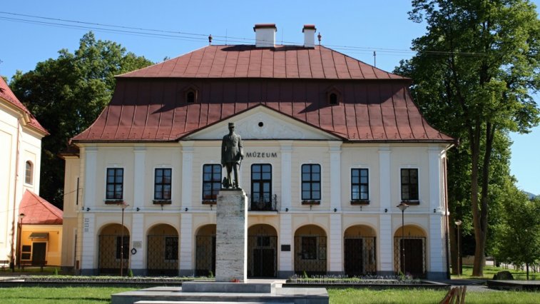 Bývala radnica, Horehronské Múzeum Autor: Patrik Kunec Zdroj: https://sk.wikipedia.org/wiki/Brezno#/media/S%C3%BAbor:Brezno_-_radnica_-_2016.JPG