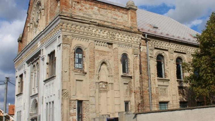 Synagóga, Mestské múzeum Šurany 1 Zdroj: https://surany.sk/index.php/domovska-stranka/mesto-surany/mestske-institucie/mestske-kulturne-stredisko/kulturne-zariadenia/synagoga-muzeum/