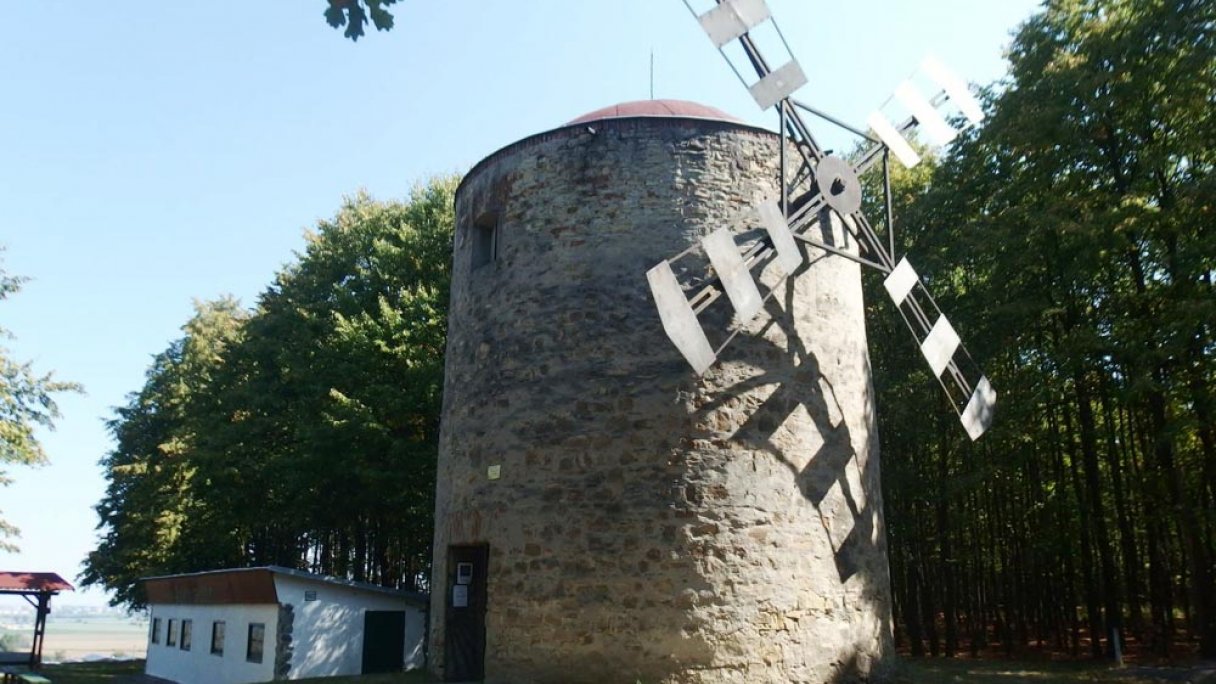 Historický veterný mlyn v Holíči 1 Autor: Palickap Zdroj: https://slovenskycestovatel.sk/item/veterny-mlyn-holic