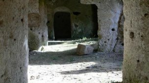 Skalné (kamenné) obydlia 5 Zdroj: https://www.obeclisov.sk/kamenne-obydlia-clanok/mid/339887/.html