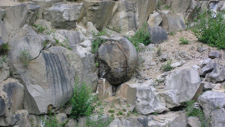 Kamenné gule v Megoňkách Autor: Michal Jakubský Zdroj: https://upload.wikimedia.org/wikipedia/commons/1/17/Megonka_na_Kysuciach_-_panoramio.jpg
