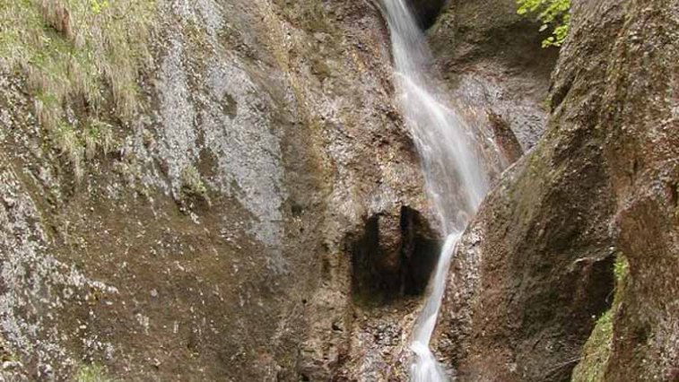 Hlbocký vodopád 1 Autor: Martin Hlauka Zdroj: https://sk.wikipedia.org/wiki/Hlbock%C3%BD_vodop%C3%A1d#/media/S%C3%BAbor:Hlbocky_vodopad.jpg