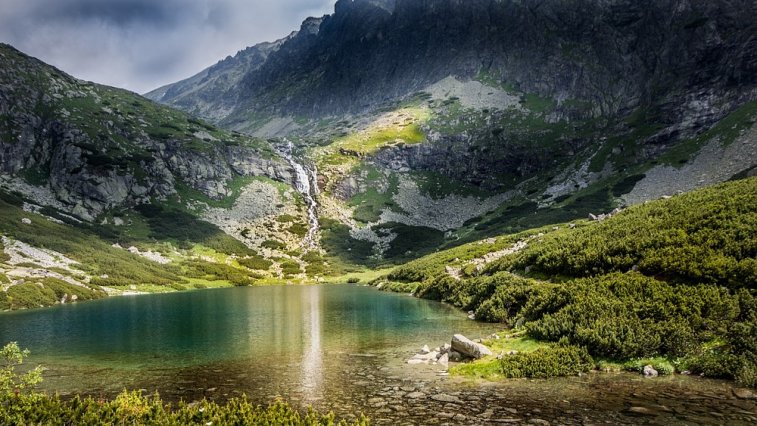Velický vodopád Autor: LubosHouska Zdroj: https://cdn.pixabay.com/photo/2016/07/19/22/17/mountains-1529088_960_720.jpg