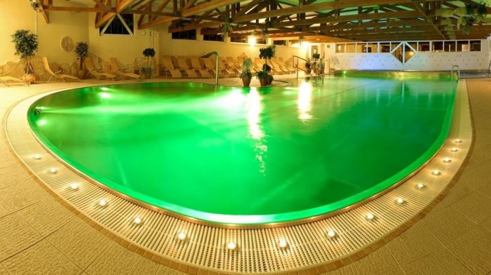 Pobyt pre seniorov s relaxačnými procedúrami a vstupom do bazéna - Hotel Flóra *** Trenčianske Teplice