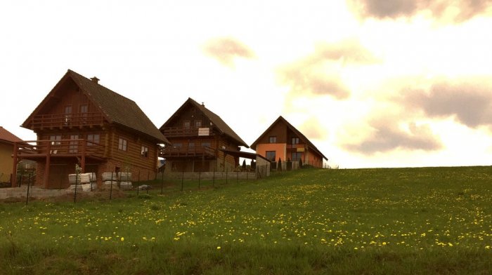 Zrubové chaty na brehu Liptovskej Mary Bobrovník