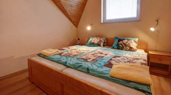 Dvojlôžková izba s manželskou posteľou