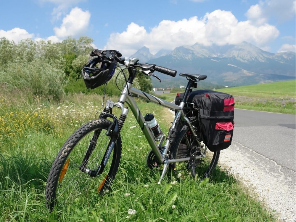 Bicykel a v pozadí výhľad na Tatry.