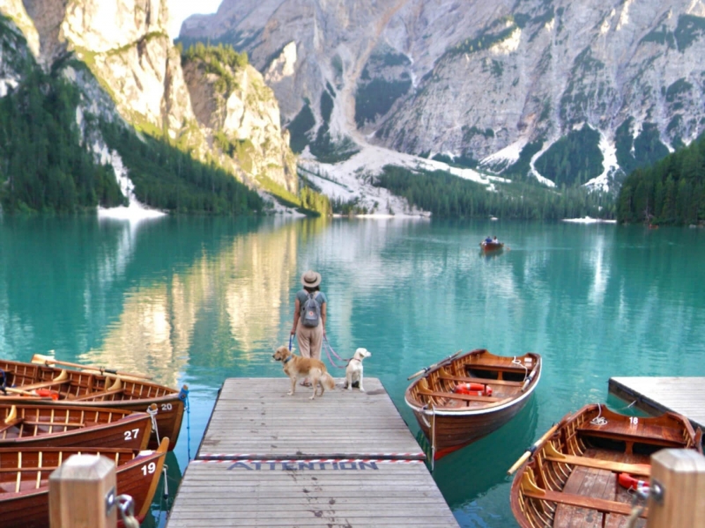 Výlet so psami pri jazere Lago di Braiesv Taliansku.
