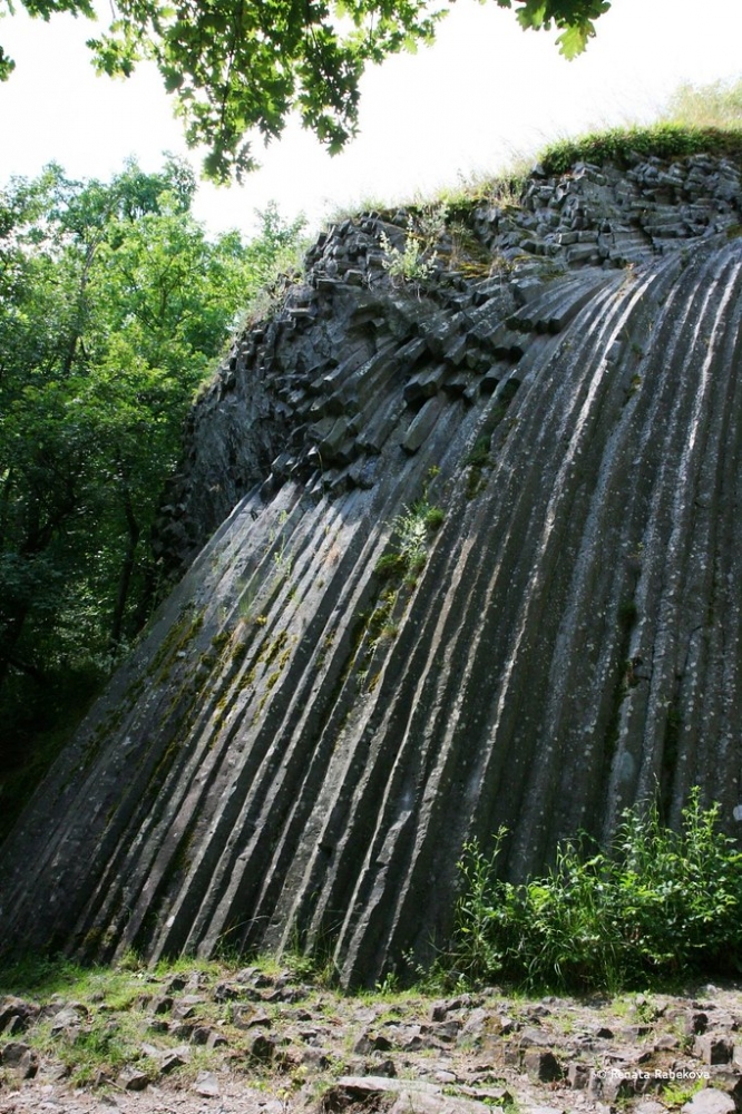 9 m vysoký kamenný vodopád situovaný pod hradom Šomoška