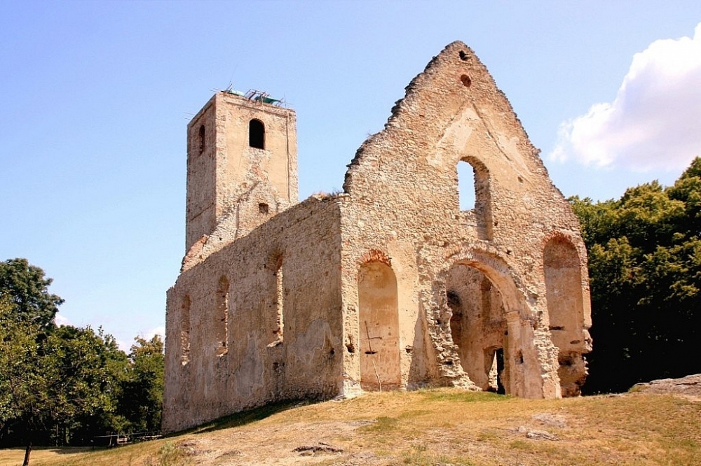 Ruiny starobylého Kostola a Kláštora sv. Kataríny Alexandrijskej v Dechticiach