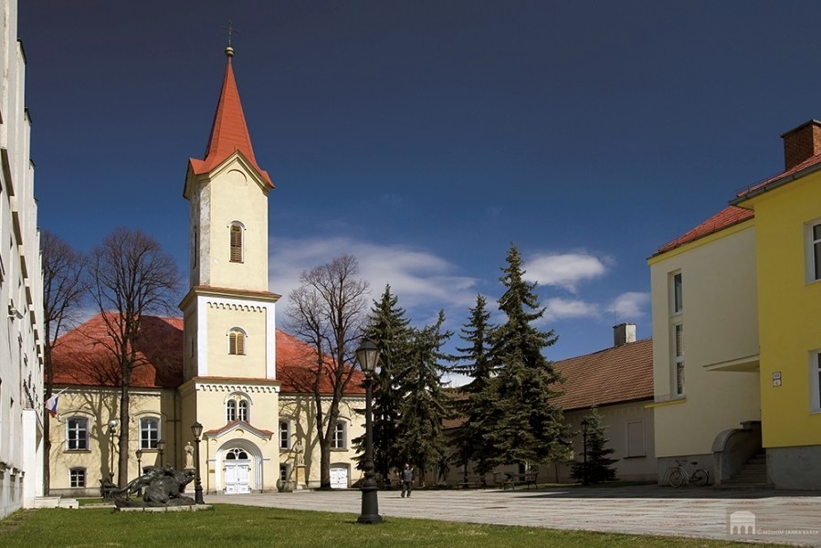  Komplex historických budov s farou v L. Mikuláši na Námestí Žiadostí slovenského národa