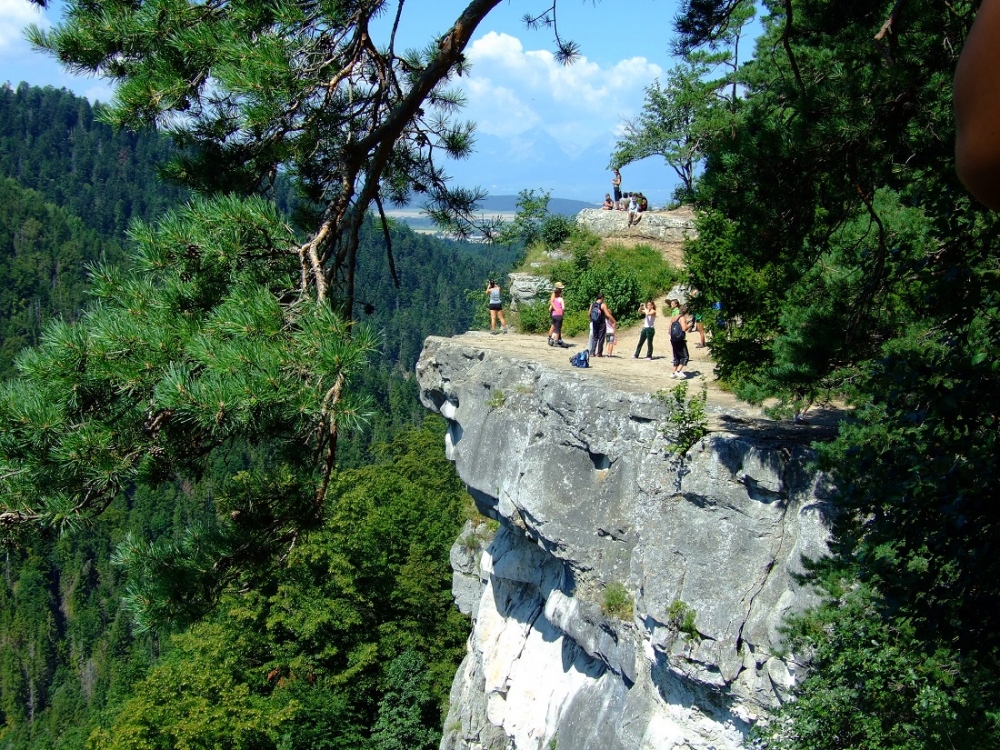 Tomášovský výhľad, skalný výstupok terasovitého tvaru v Slovenskom raji